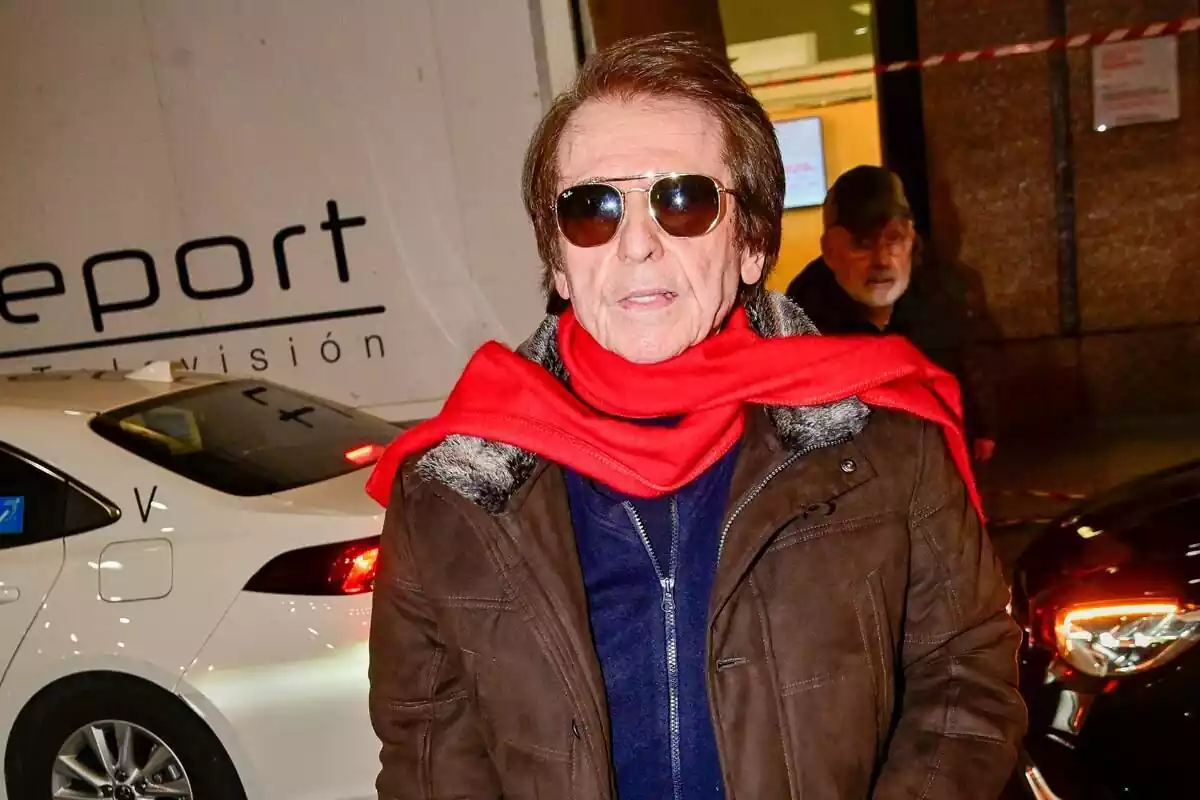 Raphael, al carrer tapat amb una jaqueta marró Raphael, al carrer tapat amb una jaqueta marró