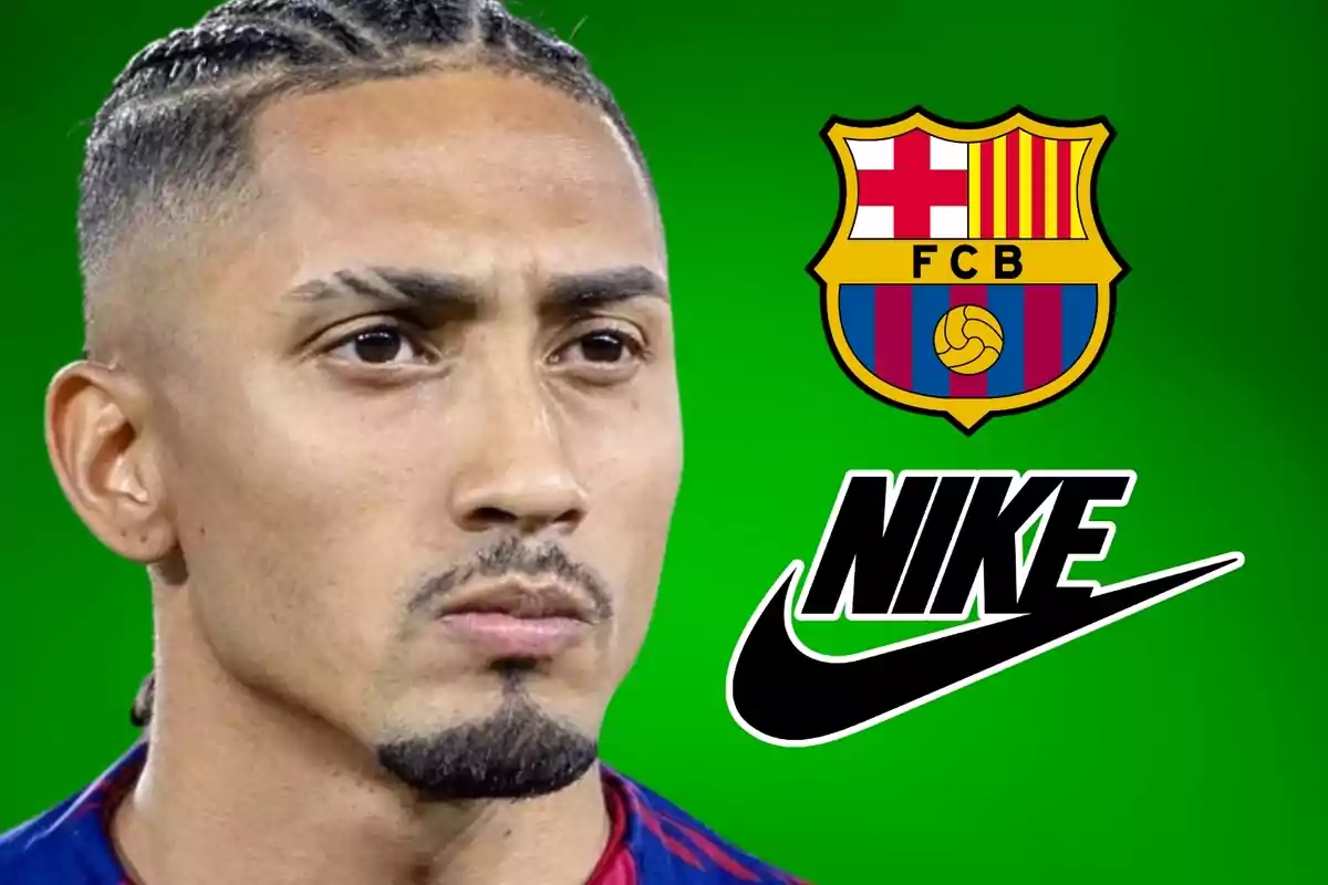 Un jugador de futbol amb el logotip del FC Barcelona i el logotip de Nike sobre un fons verd.