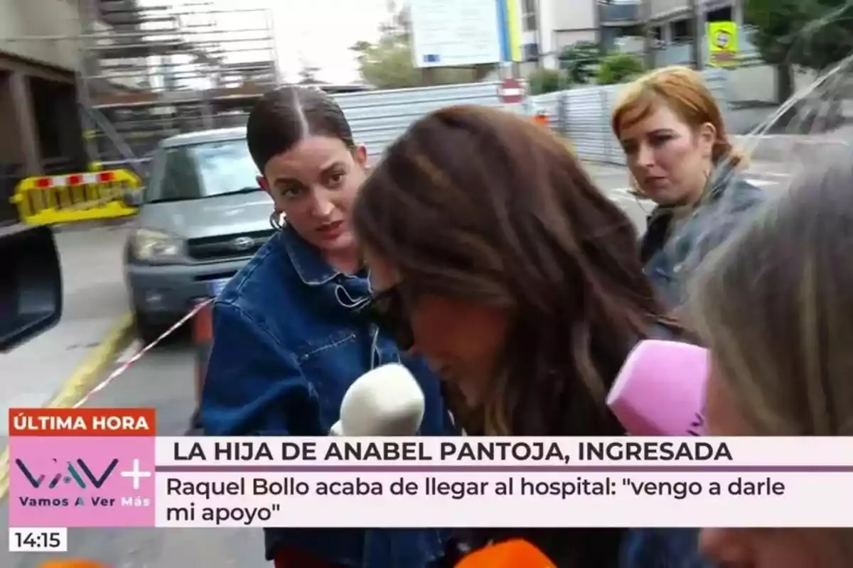 Un grup de periodistes de Vegem estan reunits fora d'un hospital cobrint l'entrada de Raquel Bollo.