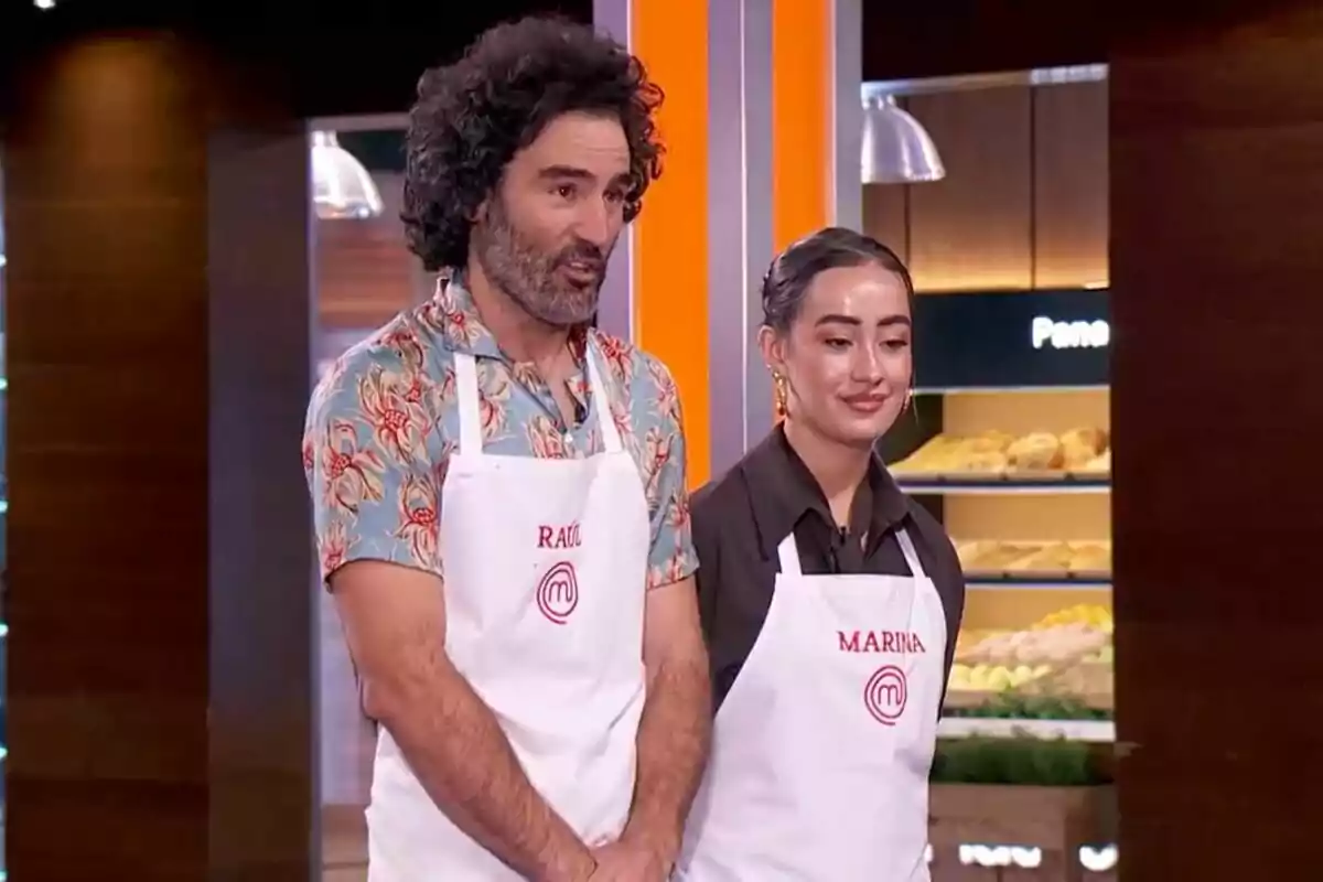 Raúl Gómez i Marina Rivers amb davantals blancs a les cuines de MasterChef Celebrity.