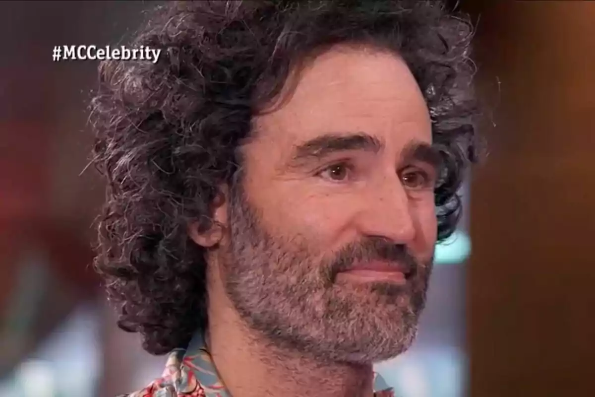 Raúl Gómez amb barba i cabell arrissat apareix a MasterChef Celebrity amb el hashtag #MCCelebrity a la cantonada superior esquerra.