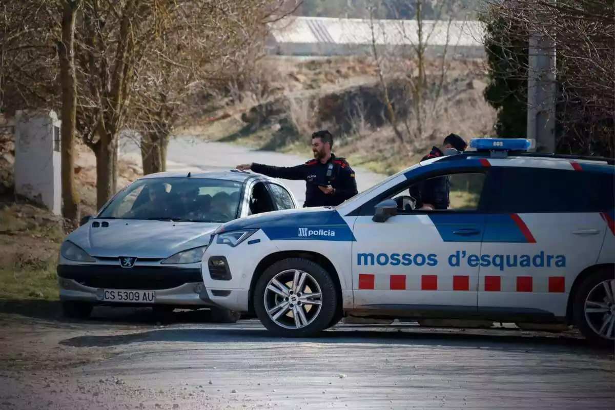 Imatge dels Mossos d'Esquadra amb dos vehicles a l'entrada d'una festa rave