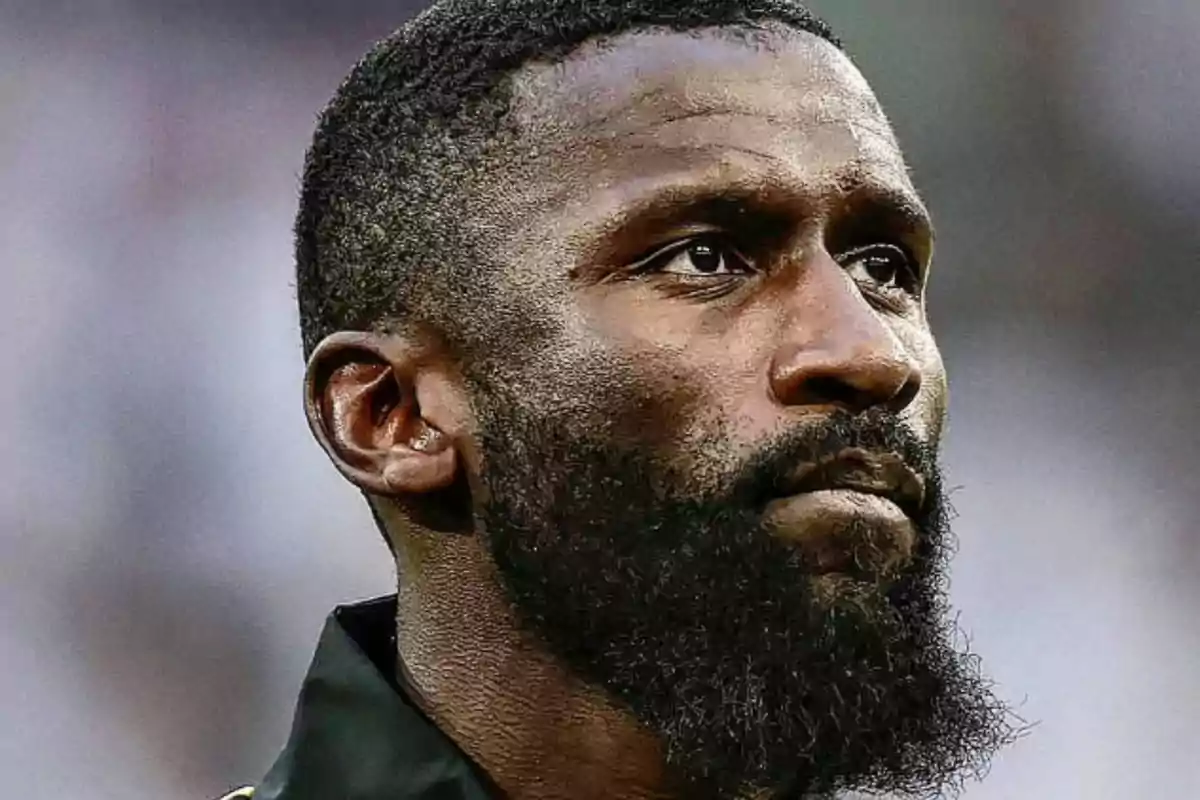 Un home amb barba i expressió seriosa mirant endavant.