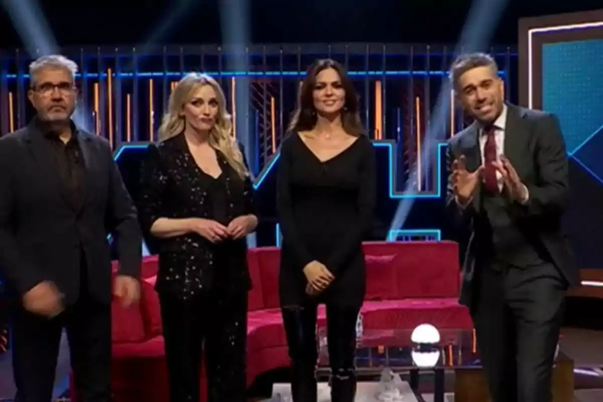 Dani Martínez, Florentino Fernández, Anna Simón y Romina Belluscio de pie en Martínez y Hermanos con luces de fondo y un sofá rojo.