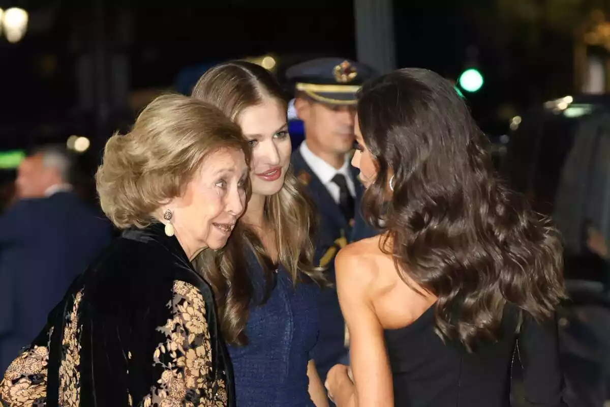 La reina Sofia, la princesa Elionor i la reina Letizia surten del lliurament dels 'Premis Princesa d'Astúries 2023' el dia 20 d'octubre de 2023