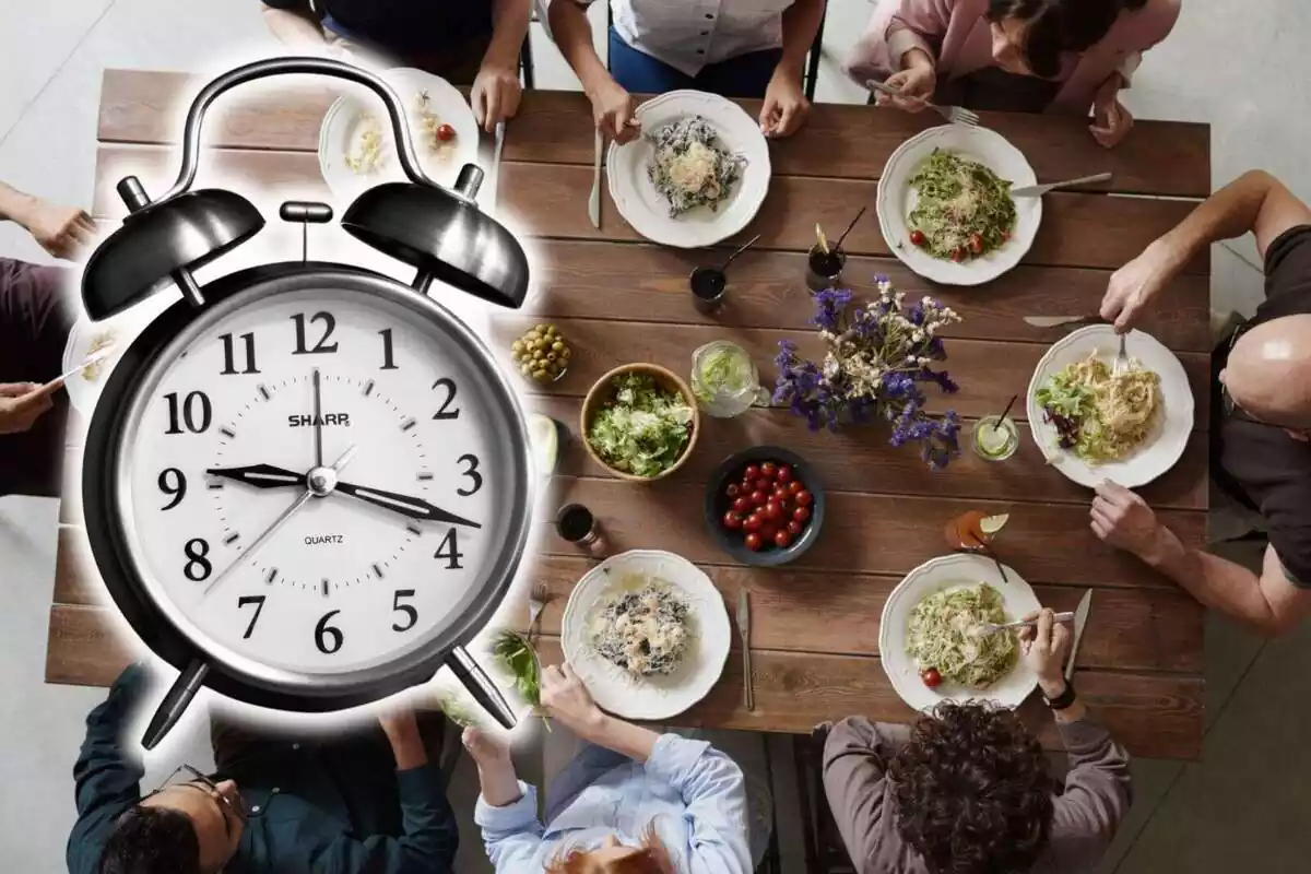 Muntatge amb un rellotge a primer pla i de fons una imatge de moltes persones menjant en una taula