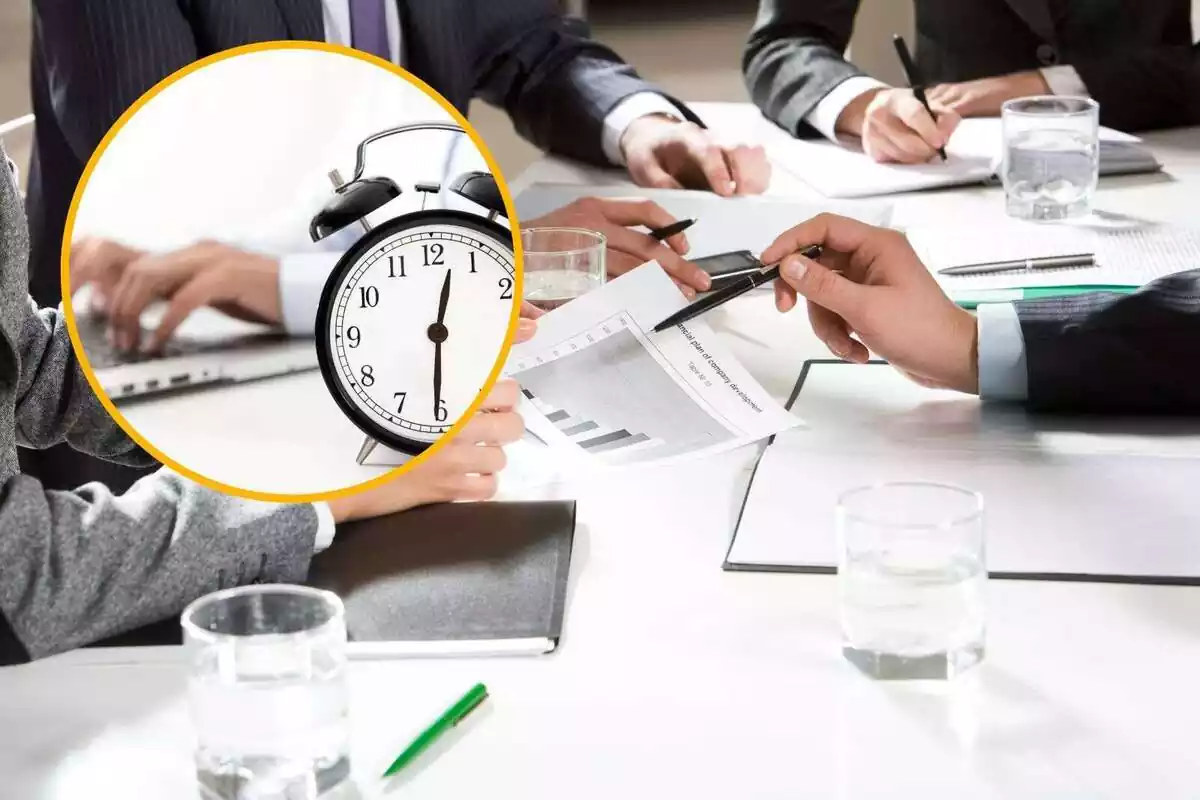 Muntatge amb persones treballant i rellotge mostrant hora
