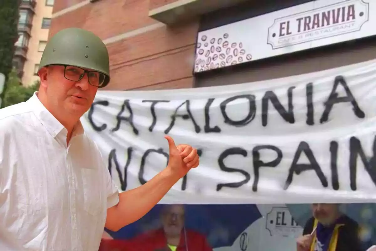 Muntatge d'un pla mitjà de Xavier Rius amb el dit polze a dalt i amb un casc militar. De fons, una pancarta amb el lema 'Catalonia es not Spain'