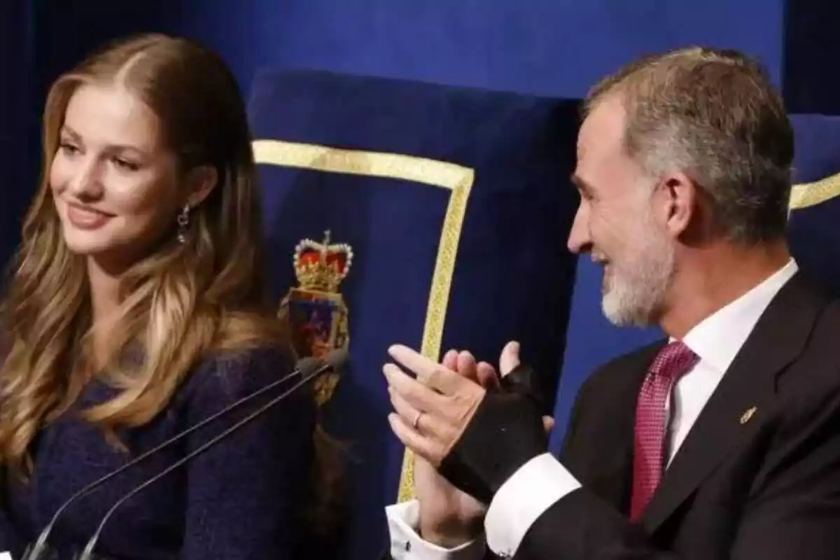 El rei Felip VI aplaudint Leonor amb una fèrula a la mà