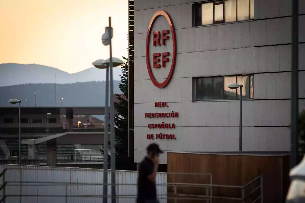 Façana de la seu de la Real Federació Espanyola de Futbol