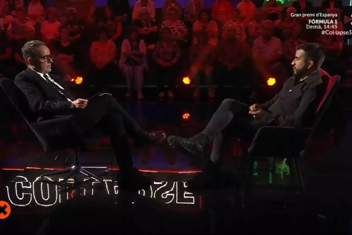 Ricard Ustrell i Àngel Llàcer asseguts l’un davant de l’altre en un plató de televisió de Col·lapse amb públic al fons i llums tènues a TV3. Ricard Ustrell i Àngel Llàcer asseguts l’un davant de l’altre en un plató de televisió de Col·lapse amb públic al fons i llums tènues a TV3.