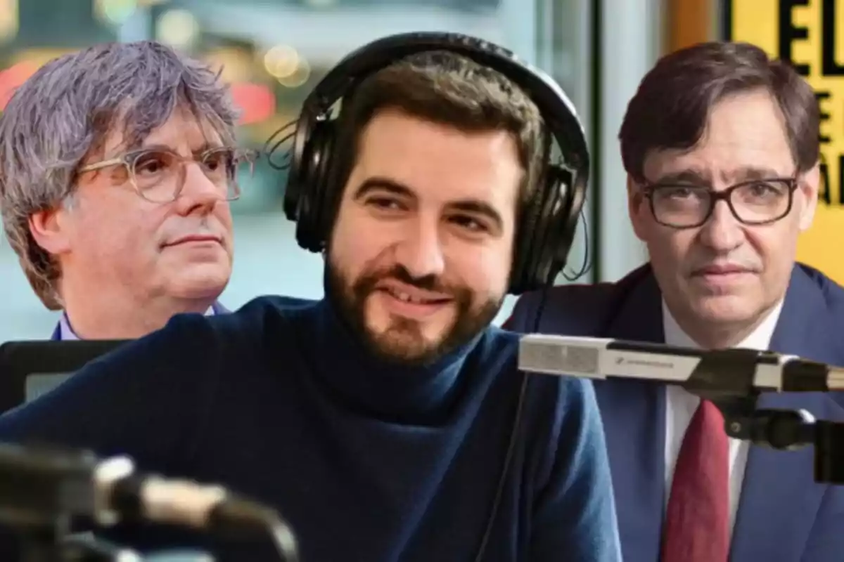 Ricard Ustrell amb auriculars, davant de micròfons en un estudi de ràdio. De fons Salvador Illa i Carles Puigdemont