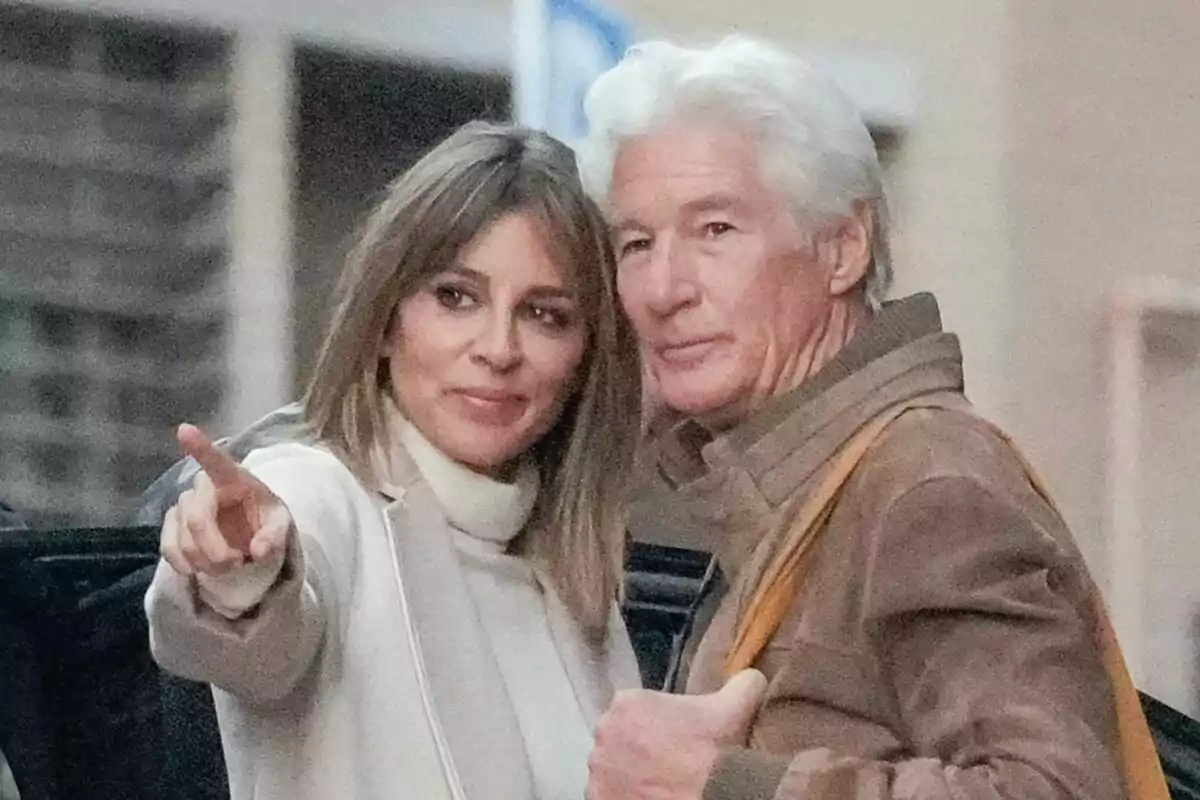 Richard Gere i Alejandra Silva surten d'un estudi de fotografia el 30 de novembre de 2024, a Madrid.