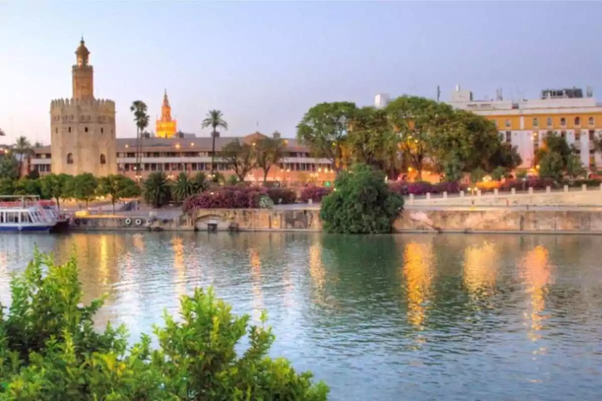 Sevilla, el riu Guadalquivir i la Torre de l'Or