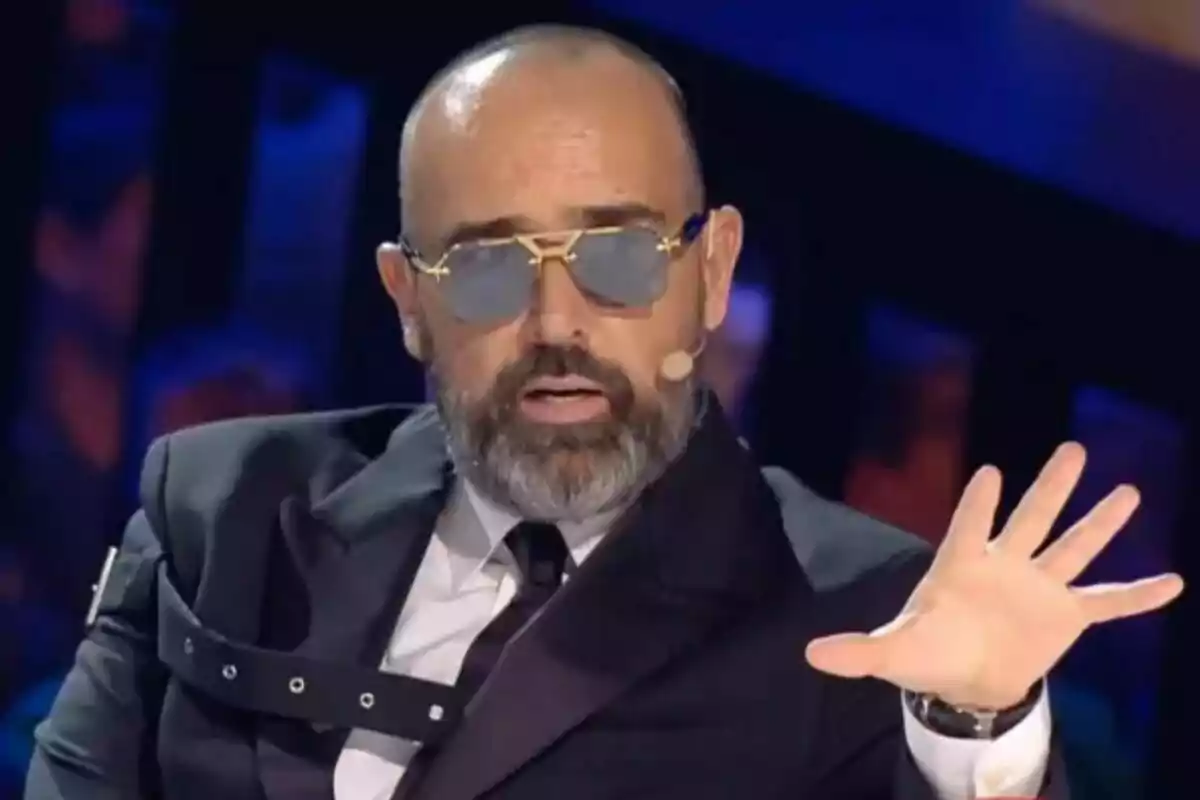 Risto Mejide amb barba i ulleres de sol parla mentre gesticula amb la mà a Got Talent.