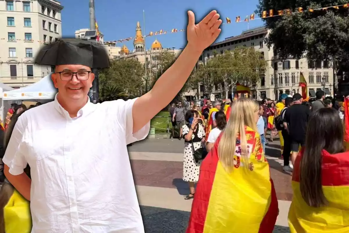 Muntatge amb un pla mitjà de Xavier Rius amb un barret de torero i alçant el braç esquerre i de fons una imatge de diverses persones lluint a l'esquena una bandera espanyola a les manifestacions de Barcelona del 12 d'octubre de 2023