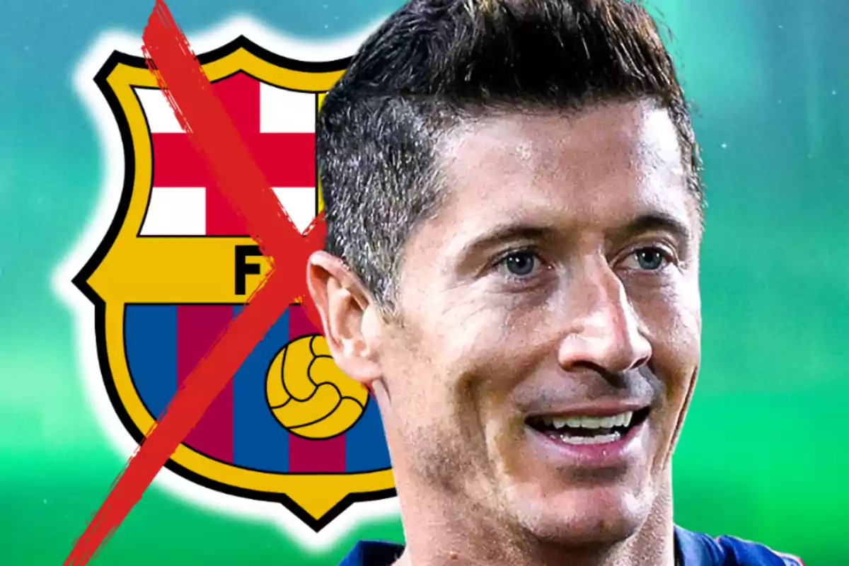 Un futbolista somrient en primer pla amb l’escut del FC Barcelona al fons ratllat amb una gran X vermella.
