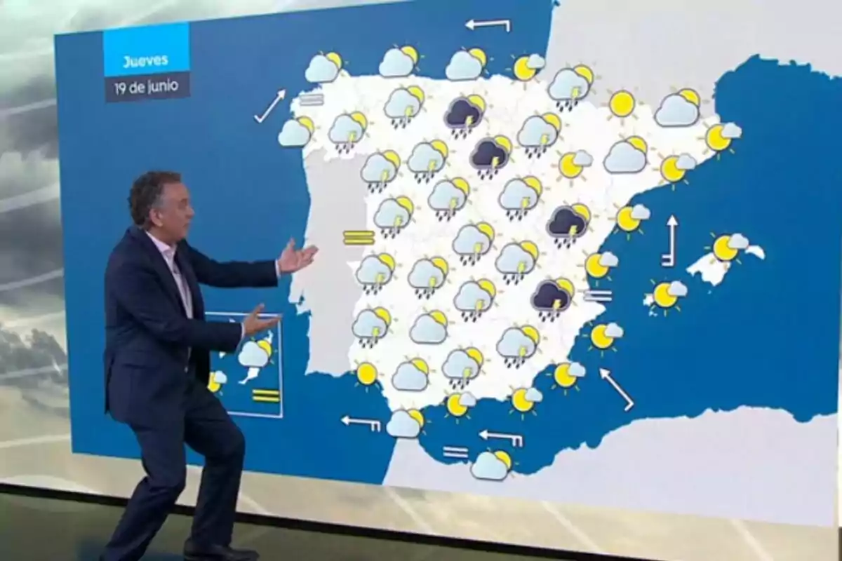 Imatge de Roberto Brasero mostrant un mapa d’Espanya amb previsió de pluges i núvols a la major part del país i alguns clarianes de sol per al dijous, 19 de juny de 2025. Imatge de Roberto Brasero mostrant un mapa d’Espanya amb previsió de pluges i núvols a la major part del país i alguns clarianes de sol per al dijous, 19 de juny de 2025.