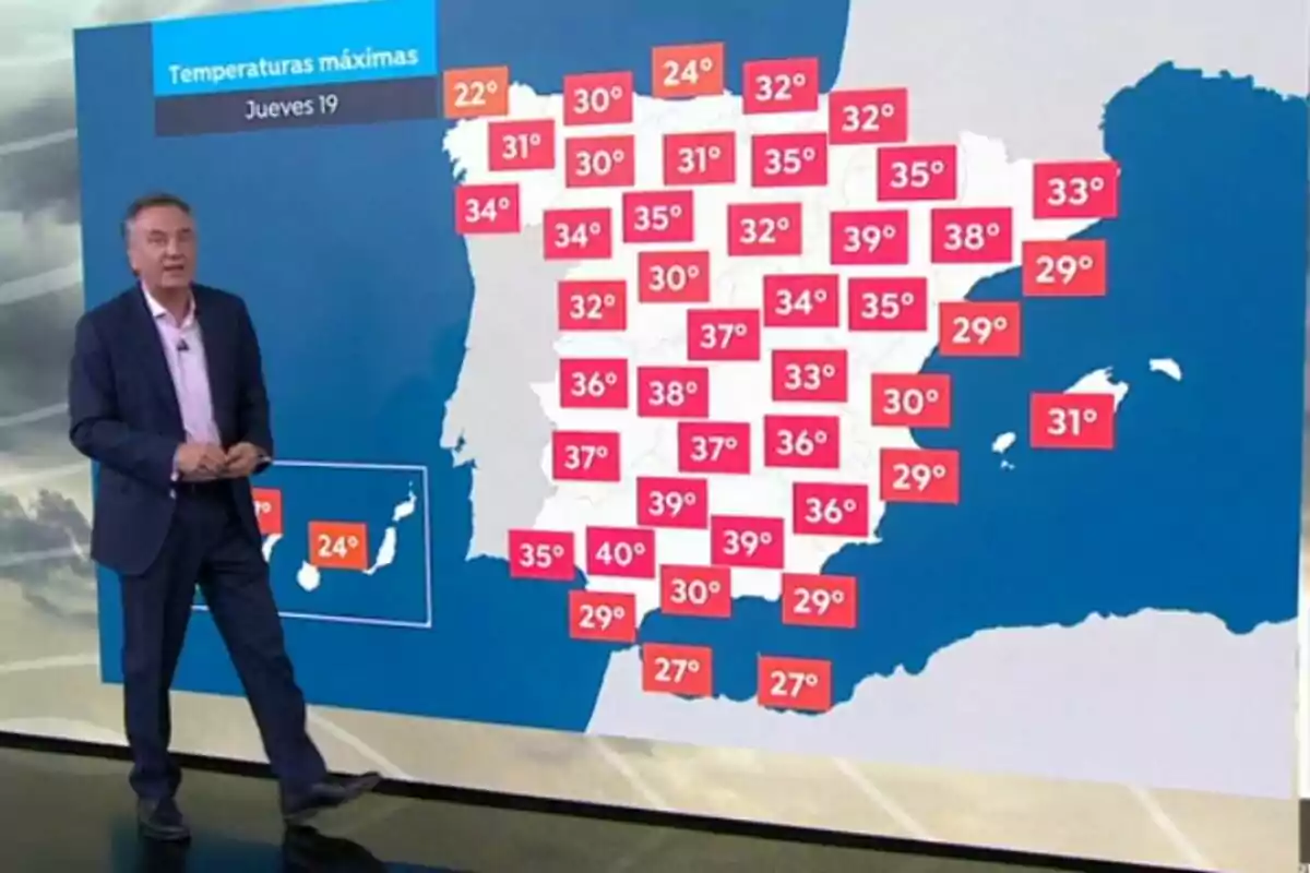 Imatge de Roberto Brasero dret al costat d’un mapa d’Espanya que mostra les temperatures màximes a diferents ciutats, amb valors elevats a la majoria de regions. Imatge de Roberto Brasero dret al costat d’un mapa d’Espanya que mostra les temperatures màximes a diferents ciutats, amb valors elevats a la majoria de regions.