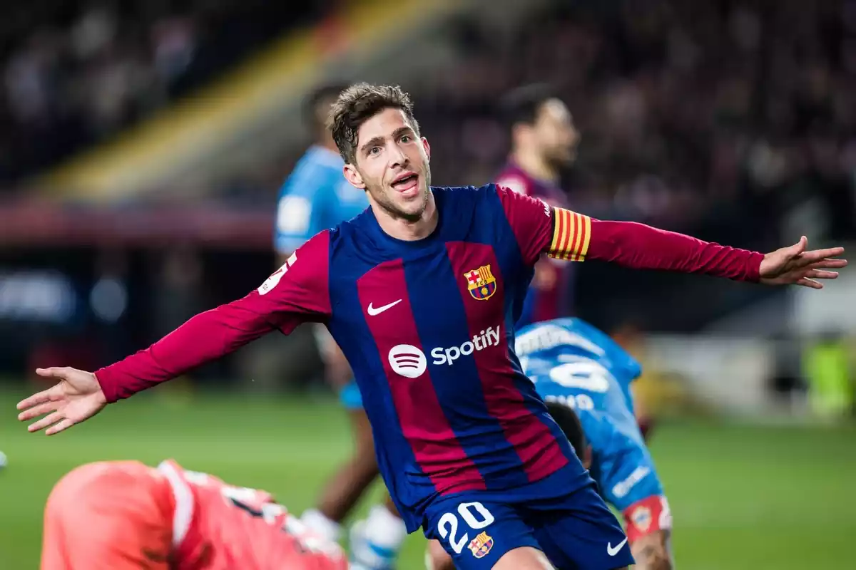 Sergi Roberto celebrant un gol amb els braços oberts