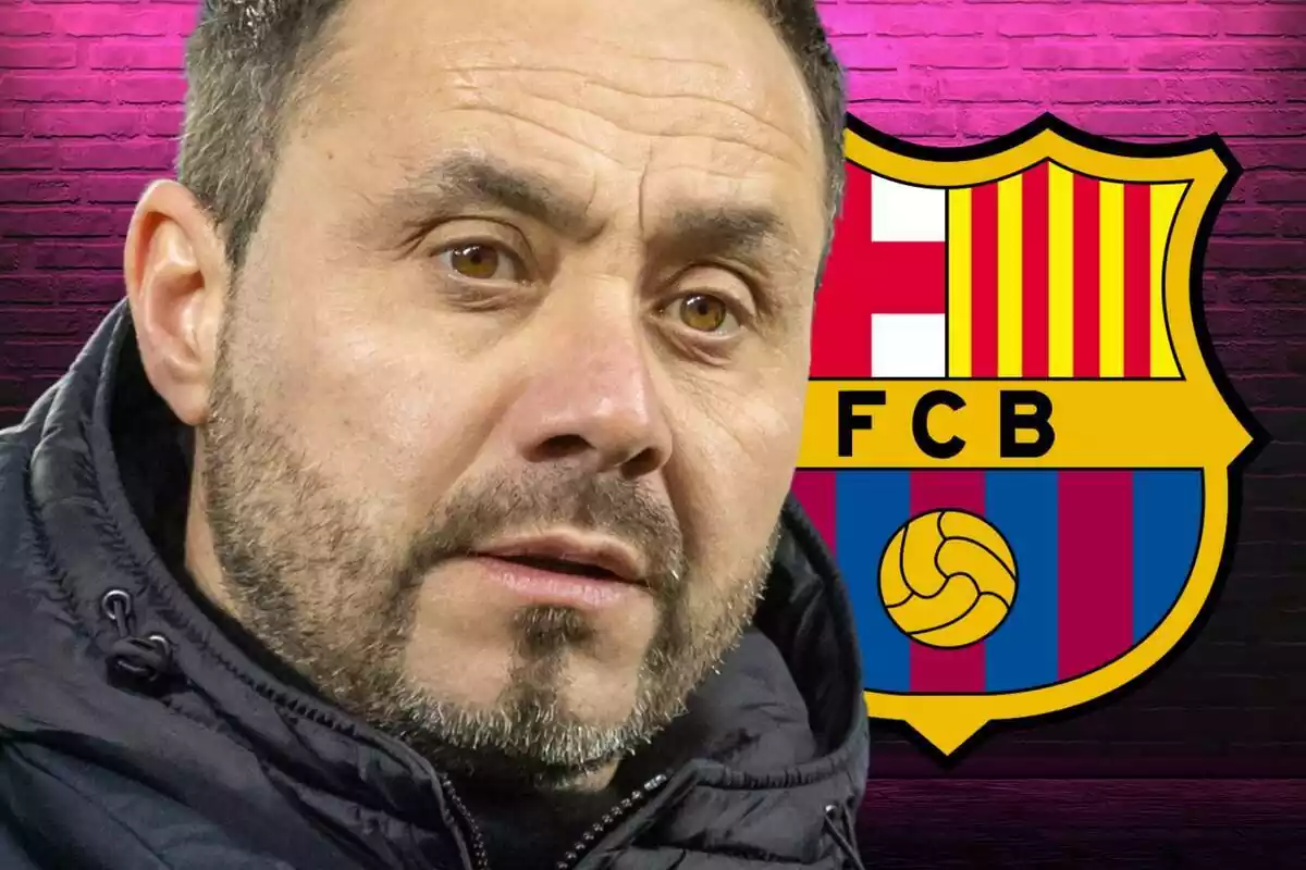 Roberto de Zerbi en primer pla sobre una paret amb una llum rosa i l'escut del FC Barcelona