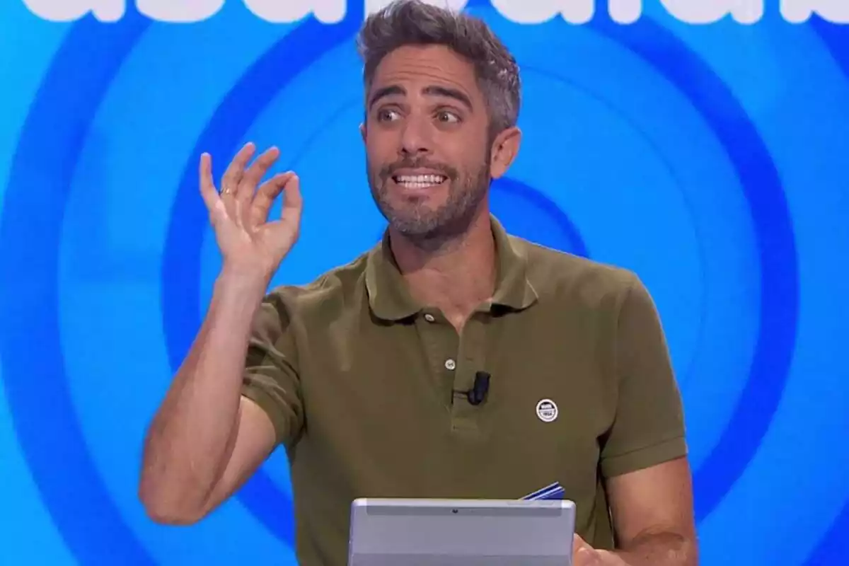Roberto Leal presentant 'Pasapalabra' a Antena 3, amb rostre neutre