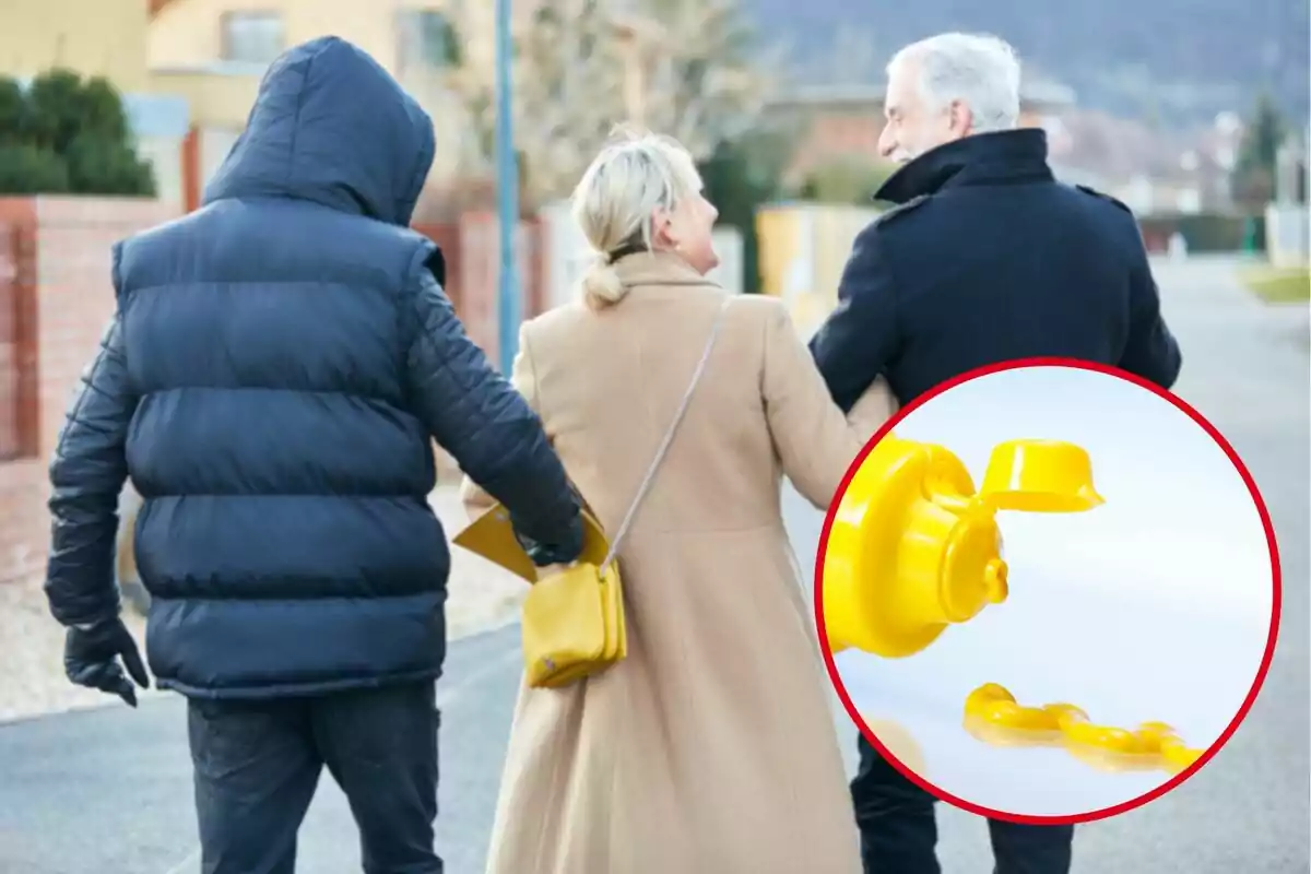 Persona amb jaqueta fosca roba la bossa groga d’una dona mentre camina amb un home, amb un cercle que mostra un envàs de mostassa groc. Persona amb jaqueta fosca roba la bossa groga d’una dona mentre camina amb un home, amb un cercle que mostra un envàs de mostassa groc.