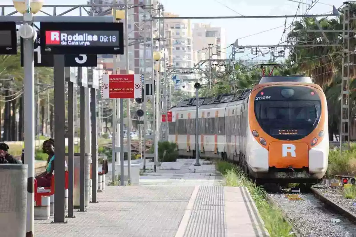 Imatge d´un tren de Rodalies en una estació a Catalunya