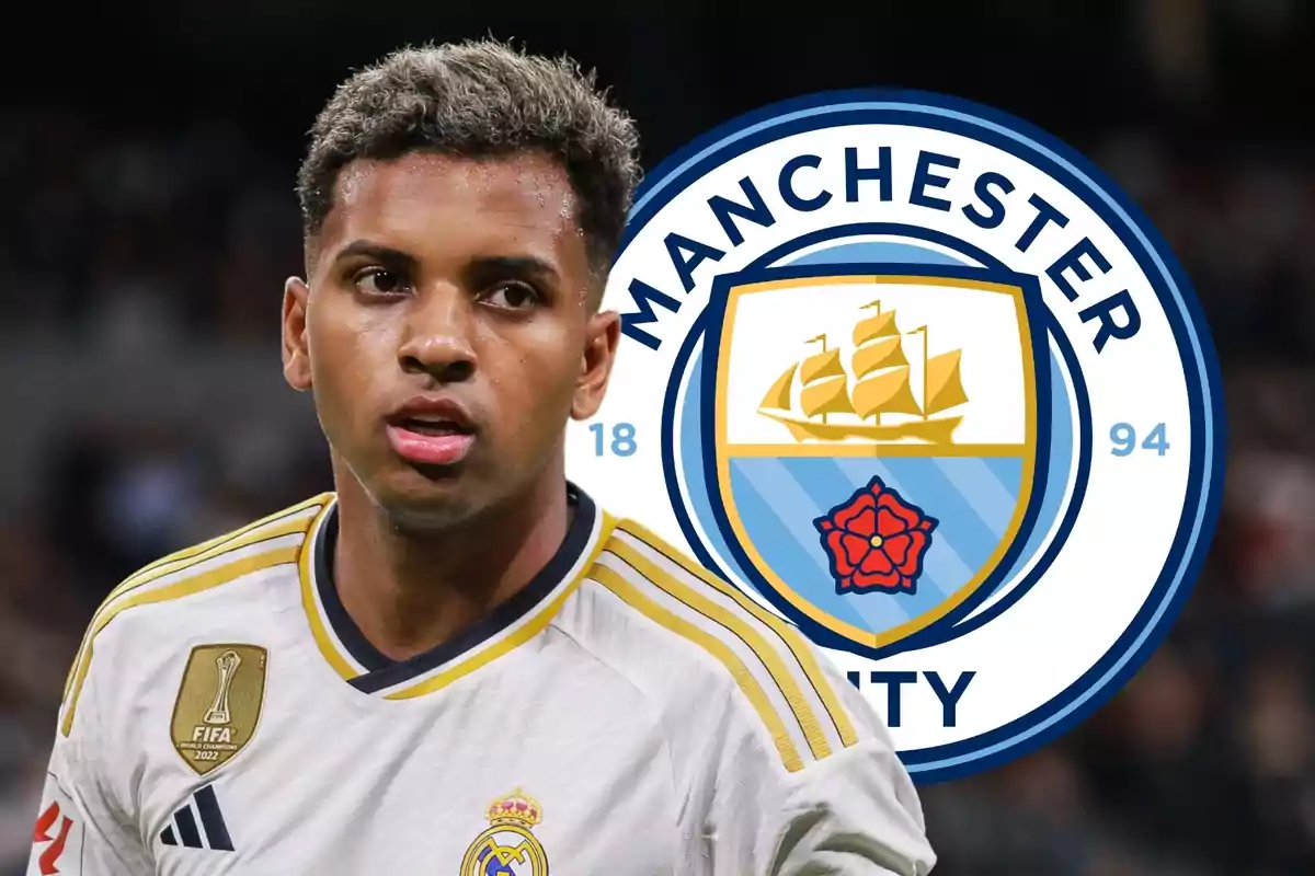 Rodrygo Goes mirant al capdavant amb l'escut del Manchester City al costat