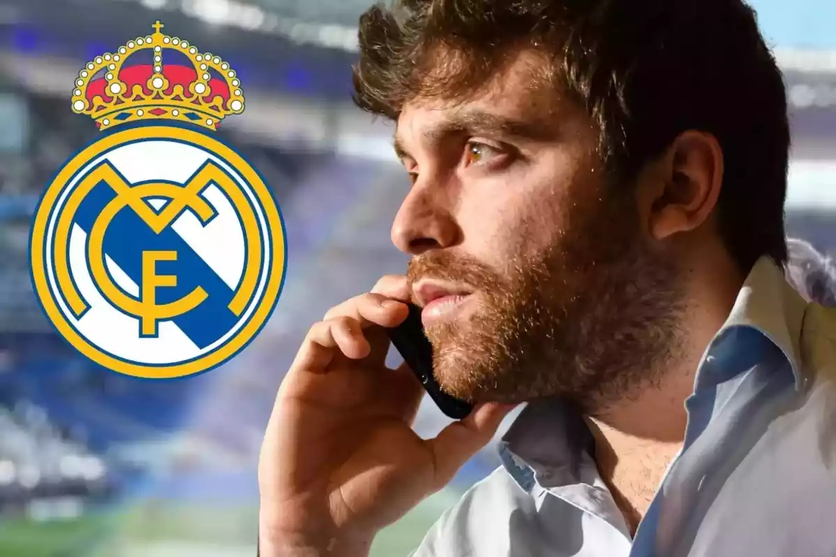 Fabrizio Romano amb l'escut del Reial Madrid al costat parlant per telèfon
