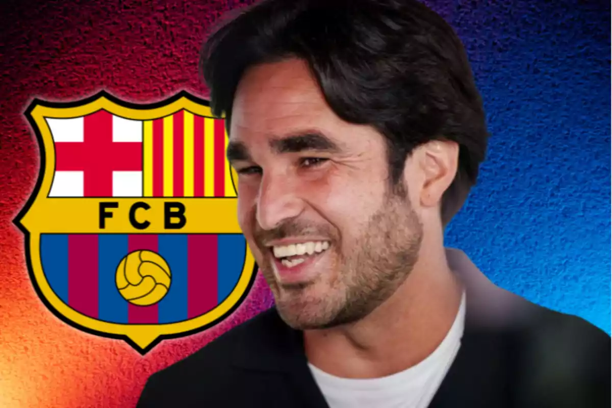 Hombre sonriendo con el escudo del FC Barcelona de fondo.