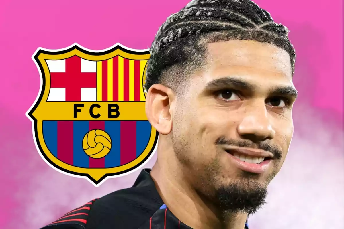 Un jugador de futbol amb l'escut del FC Barcelona de fons sobre un fons rosa.