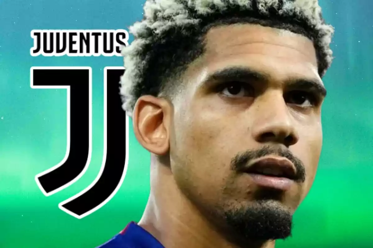 Un jugador de futbol amb cabell arrissat i tenyit de ros apareix davant del logo del Juventus sobre un fons verd.