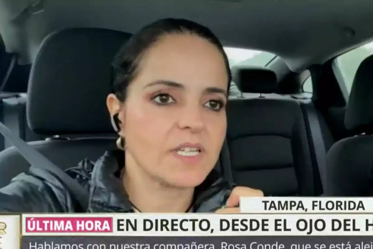 Rosa Conde informant en directe des d'un automòbil a Tampa, Florida, per a TardeAR.