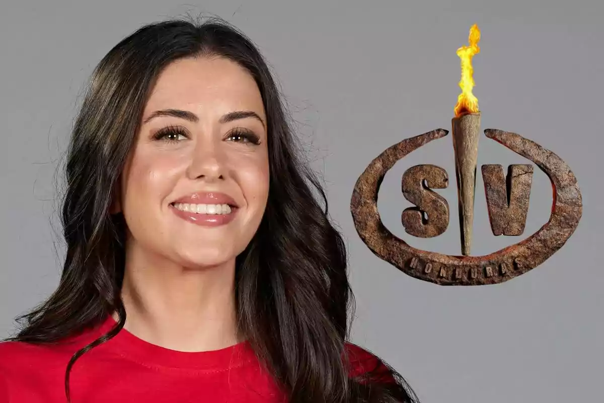 Rosario Matew sonriendo con una camiseta roja junto a un logotipo que tiene una antorcha encendida y las letras "SV" (Supervivientes).