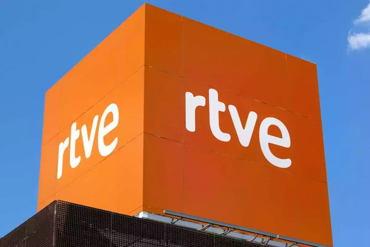 Cartell de RTVE de color taronja i les lletres blanques, situat al terrat dels seus estudis