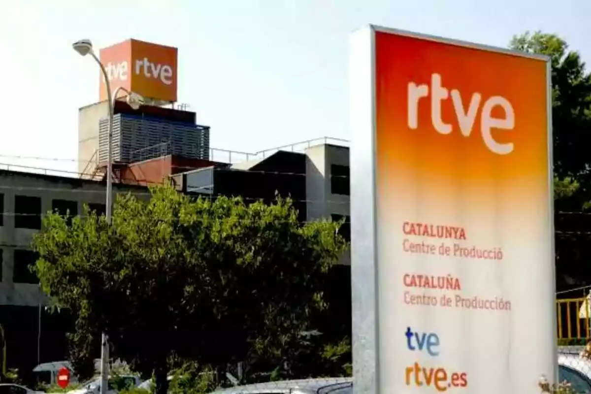 Edifici de RTVE a Catalunya amb un cartell que indica "Centre de Producció" i "Centre de Producció".