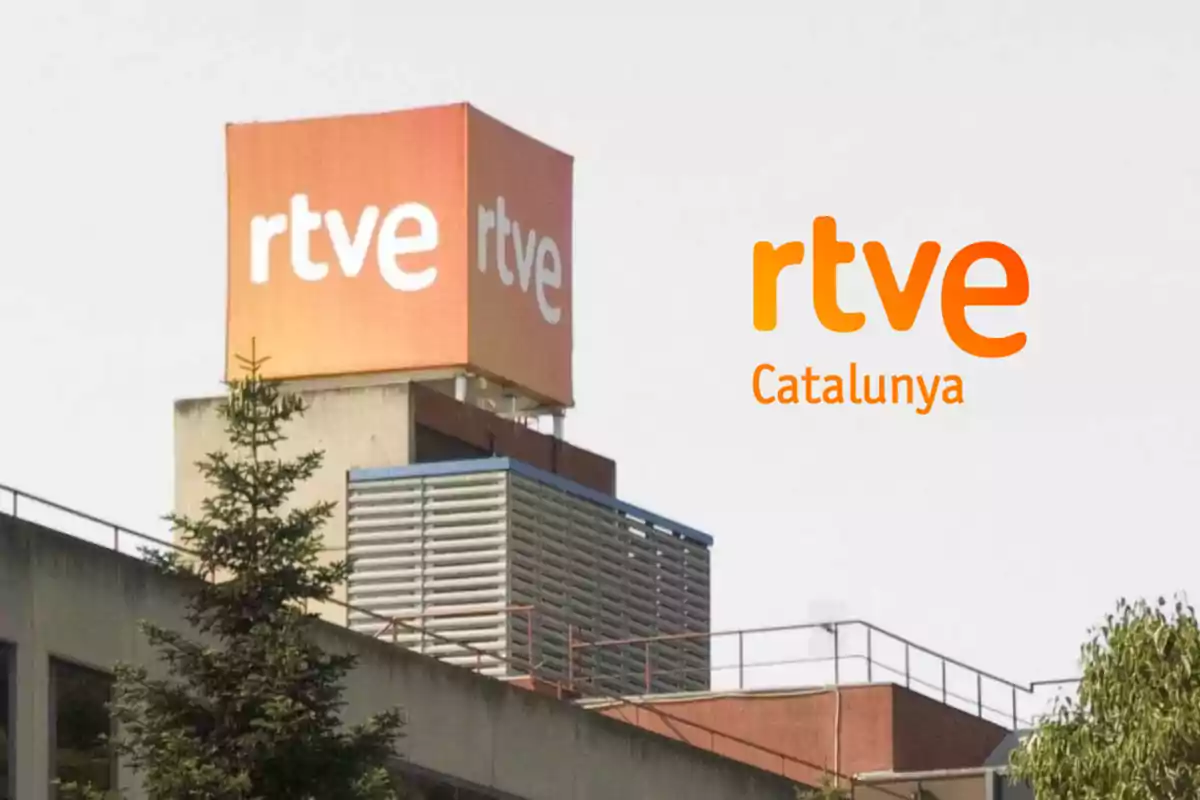 Edifici amb un cartell de RTVE i el logotip de RTVE Catalunya.