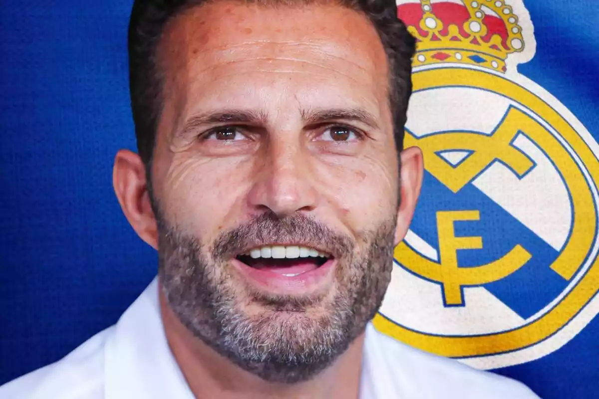 Rubén Baraja amb cara de sorpresa i la boca oberta amb una bandera del Reial Madrid de fons