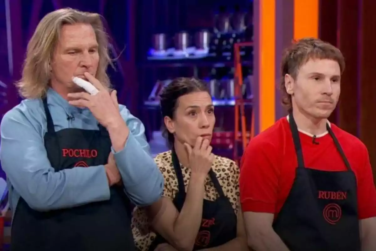 Pocholo Martínez Bordiú, Itziar Miranda i Rubén Ochandiano amb davantals de cuina estan drets, mirant cap endavant amb expressions serioses i pensatives a MasterChef Celebrity.