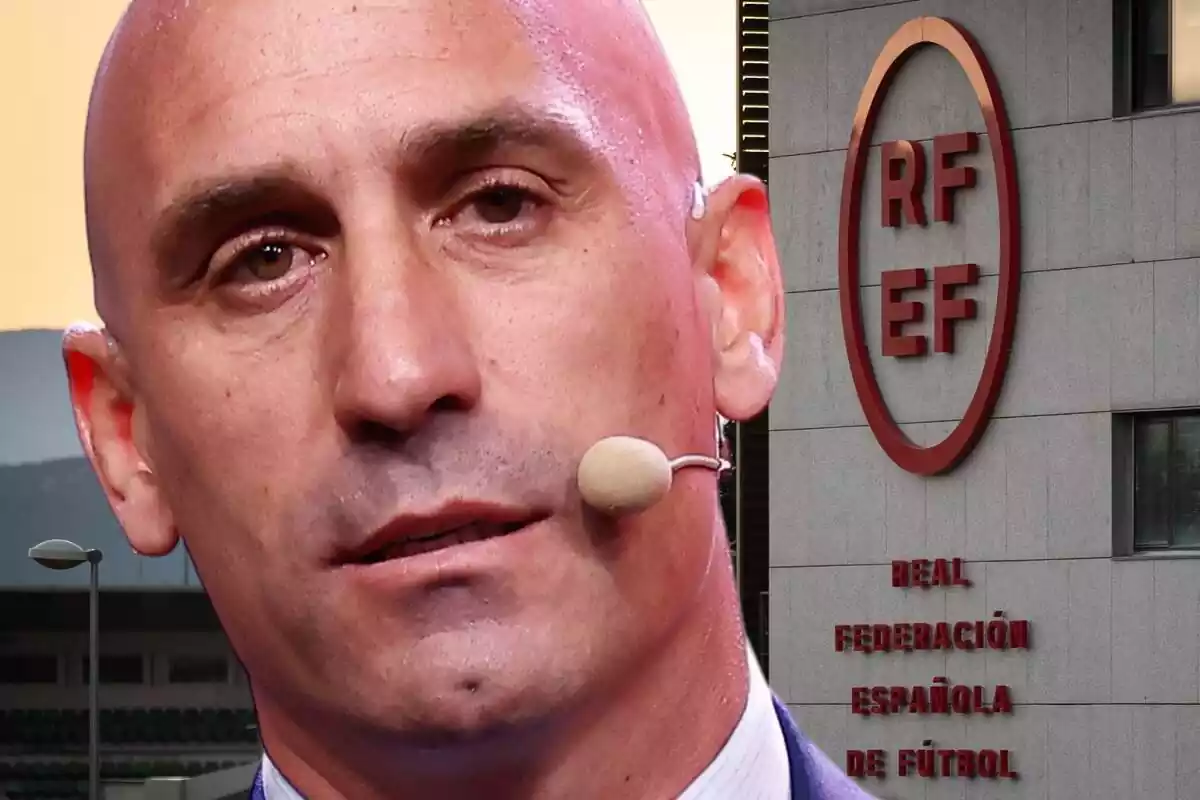 Luis Rubiales en primer pla al costat de l'edifici de la RFEF