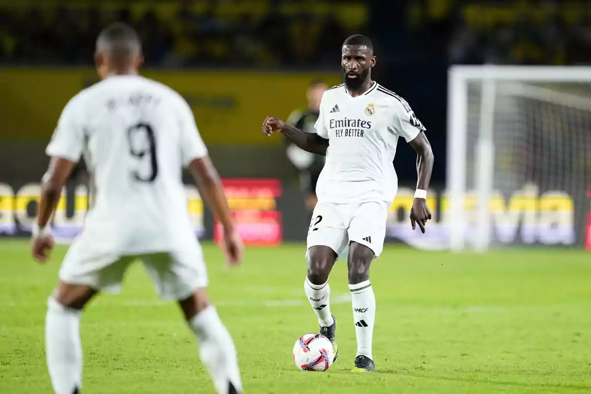 Jugadors de futbol del Reial Madrid en acció durant un partit. Jugadors de futbol del Reial Madrid en acció durant un partit.
