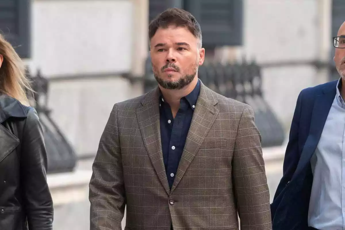 Pla mitjà de Gabriel Rufián caminant cap al Congrés amb cara de pocs amics