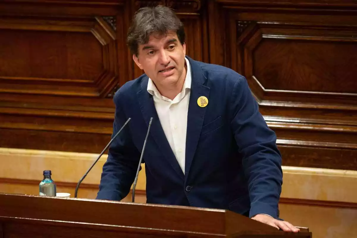 Pla mitjà de Sergi Sabrià parlant des del faristol del Parlament de Catalunya