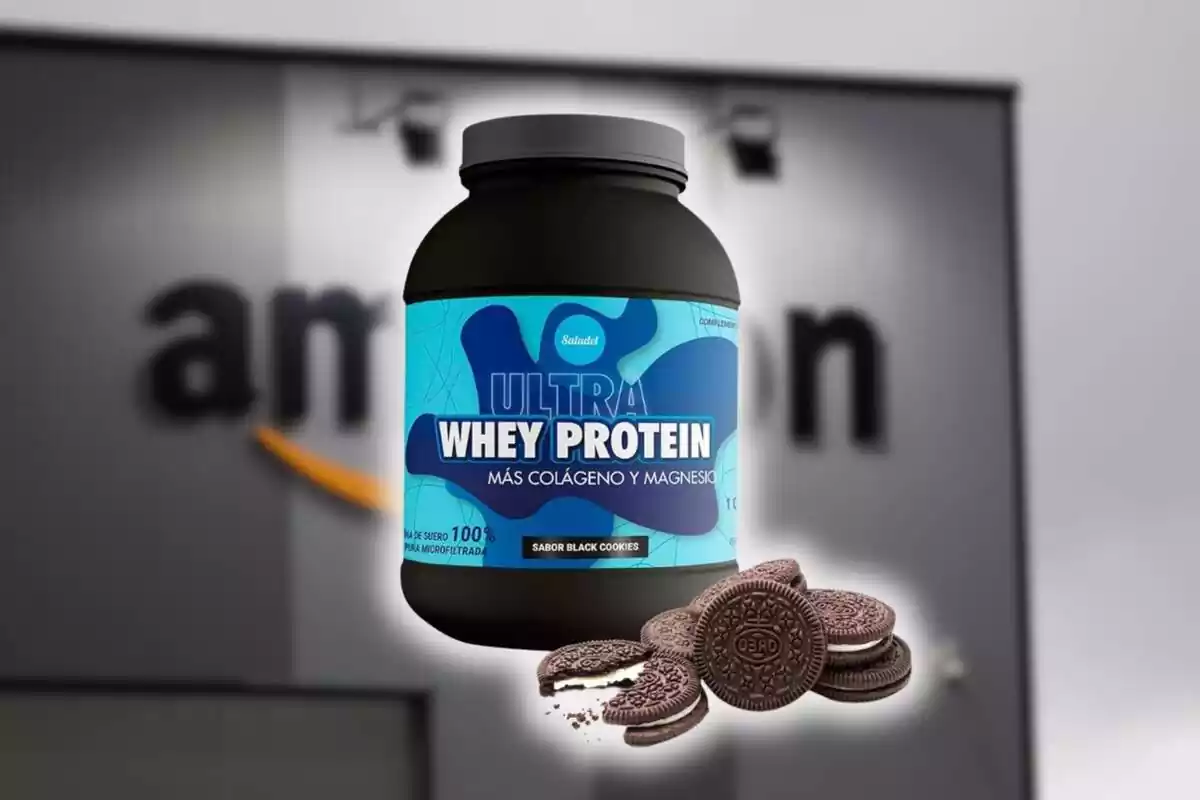 Pot d'Ultra Whey Protein sabor oreig sobre fons desenfocat d'Amazon