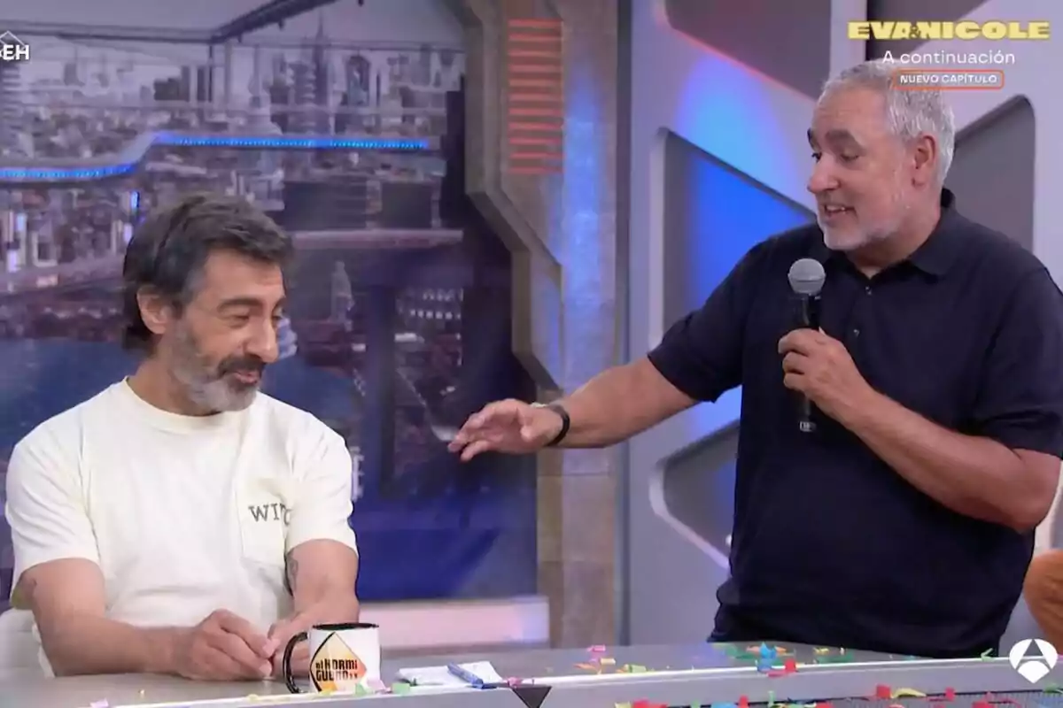 Juan del Val i Jorge Salvador conversen a 'El Hormiguero', un d'ells sosté un micròfon i l'altre està assegut amb una tassa sobre la taula, envoltats de confeti i decoracions colorides. Juan del Val i Jorge Salvador conversen a 'El Hormiguero', un d'ells sosté un micròfon i l'altre està assegut amb una tassa sobre la taula, envoltats de confeti i decoracions colorides.
