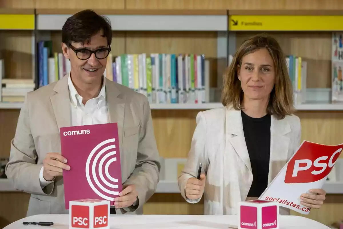 Dues persones sostenen documents dels partits “comuns” i “PSC” en un entorn de biblioteca.