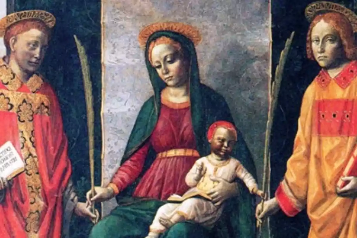 Una pintura religiosa que muestra a una figura central con un niño en brazos flanqueada por dos figuras con aureolas y vestimentas coloridas.