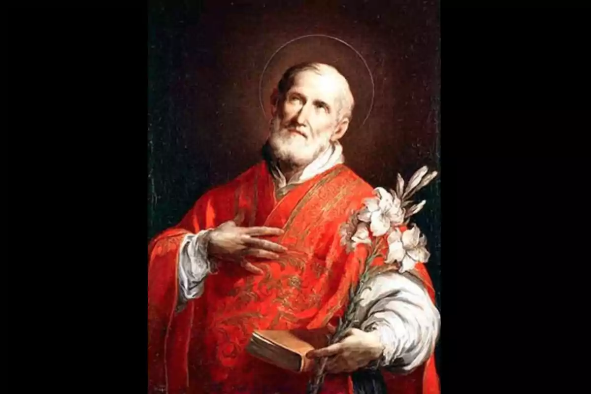 Un home amb vestimenta religiosa vermella sosté un llibre i un ram de flors blanques.