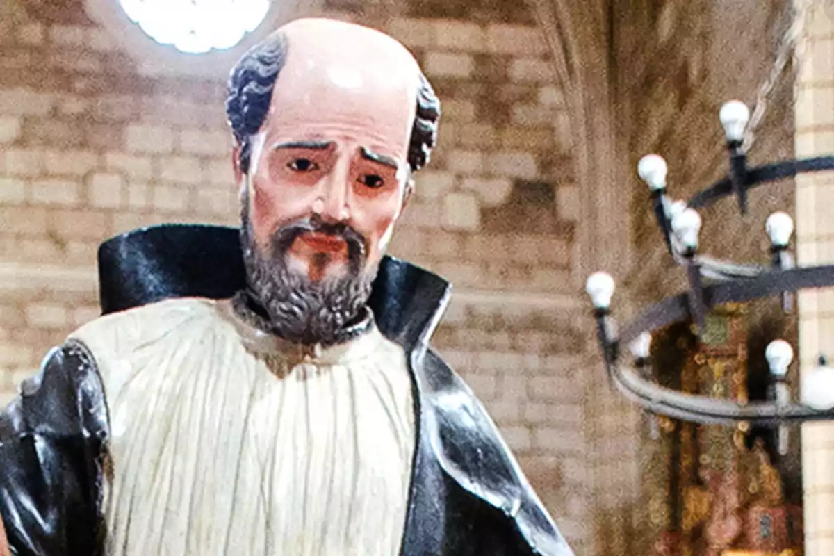 Escultura religiosa d’un home calb amb barba i túnica dins d’una església Escultura religiosa d’un home calb amb barba i túnica dins d’una església